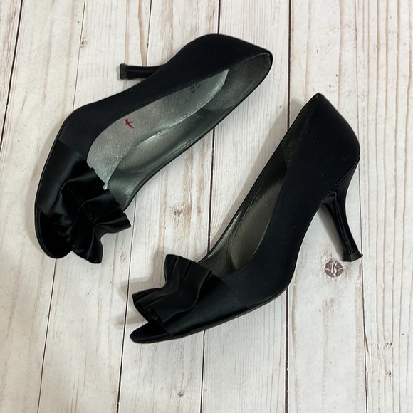 Stuart Weitzman Black Satin 3” Heels Leather Bottom Soles Size 6 - Picture 5 of 10